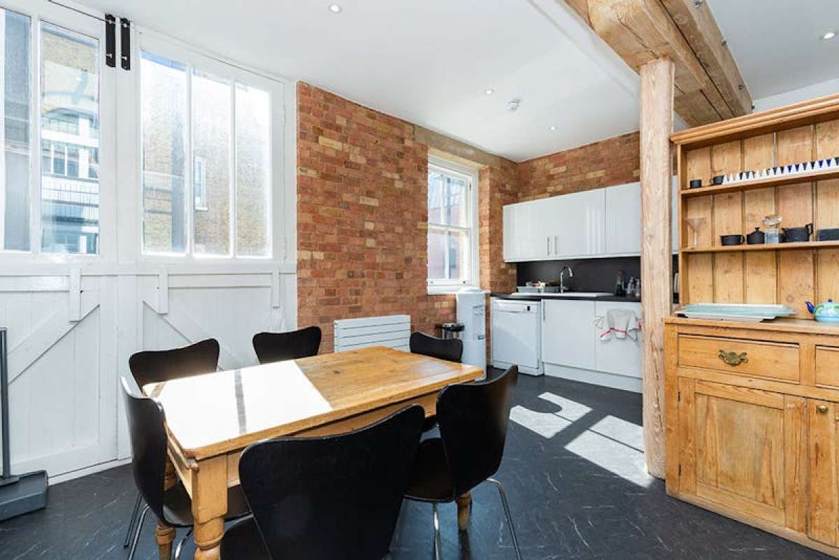 Retail/Shop in London - photo 3