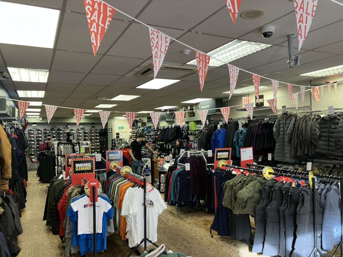 Retail/Shop in Fleet - photo 3