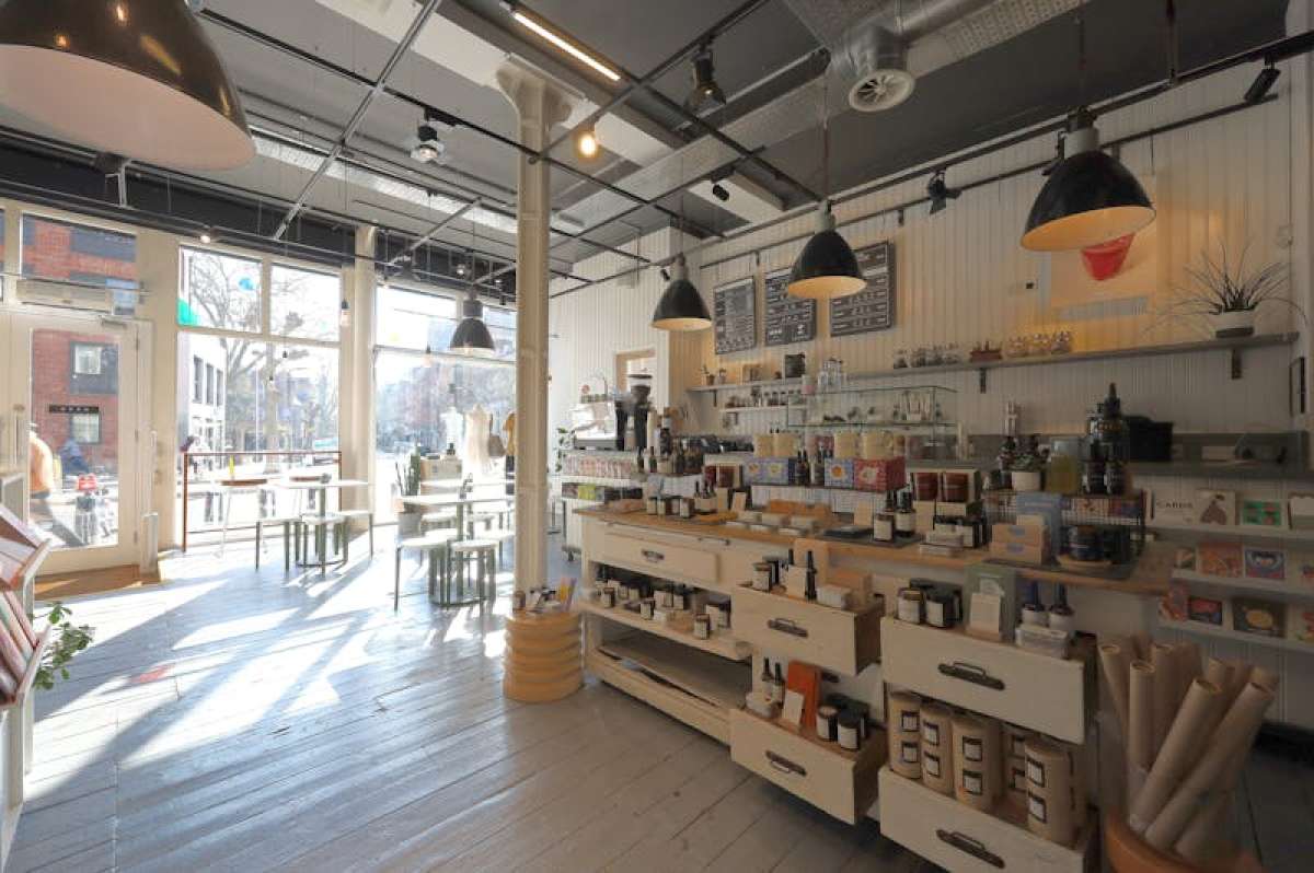 Retail/Shop in London - photo 4