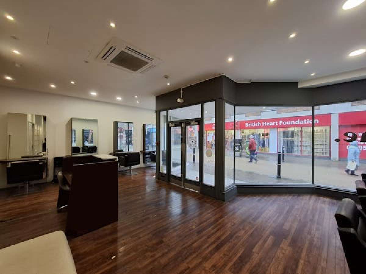 Retail/Shop in Worcester - photo 4