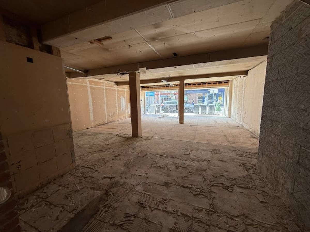 Retail/Shop in Walton-on-Thames - photo 3