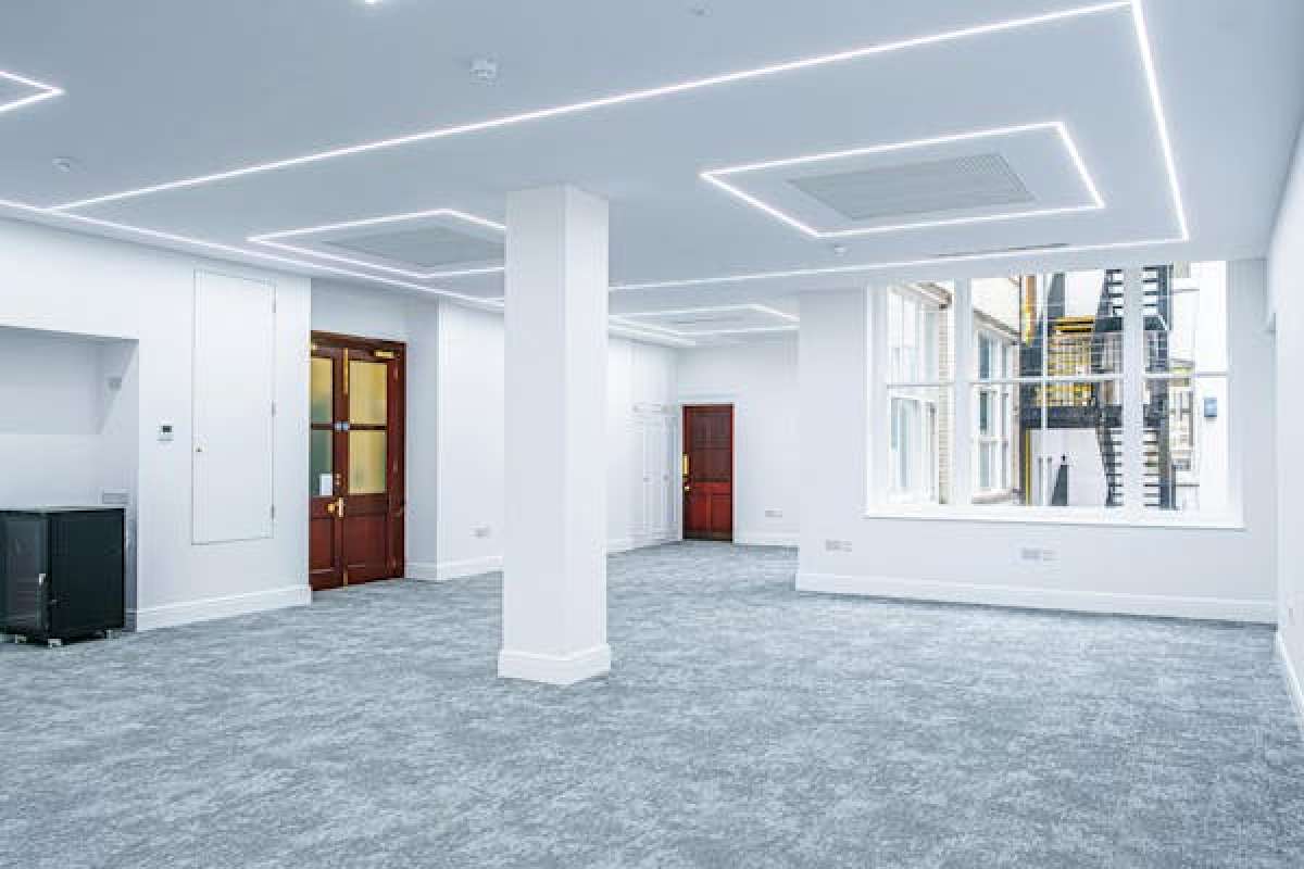 Self contained suites situated in the heart of the City, refurbished to a CAT A finish. in London - photo 3