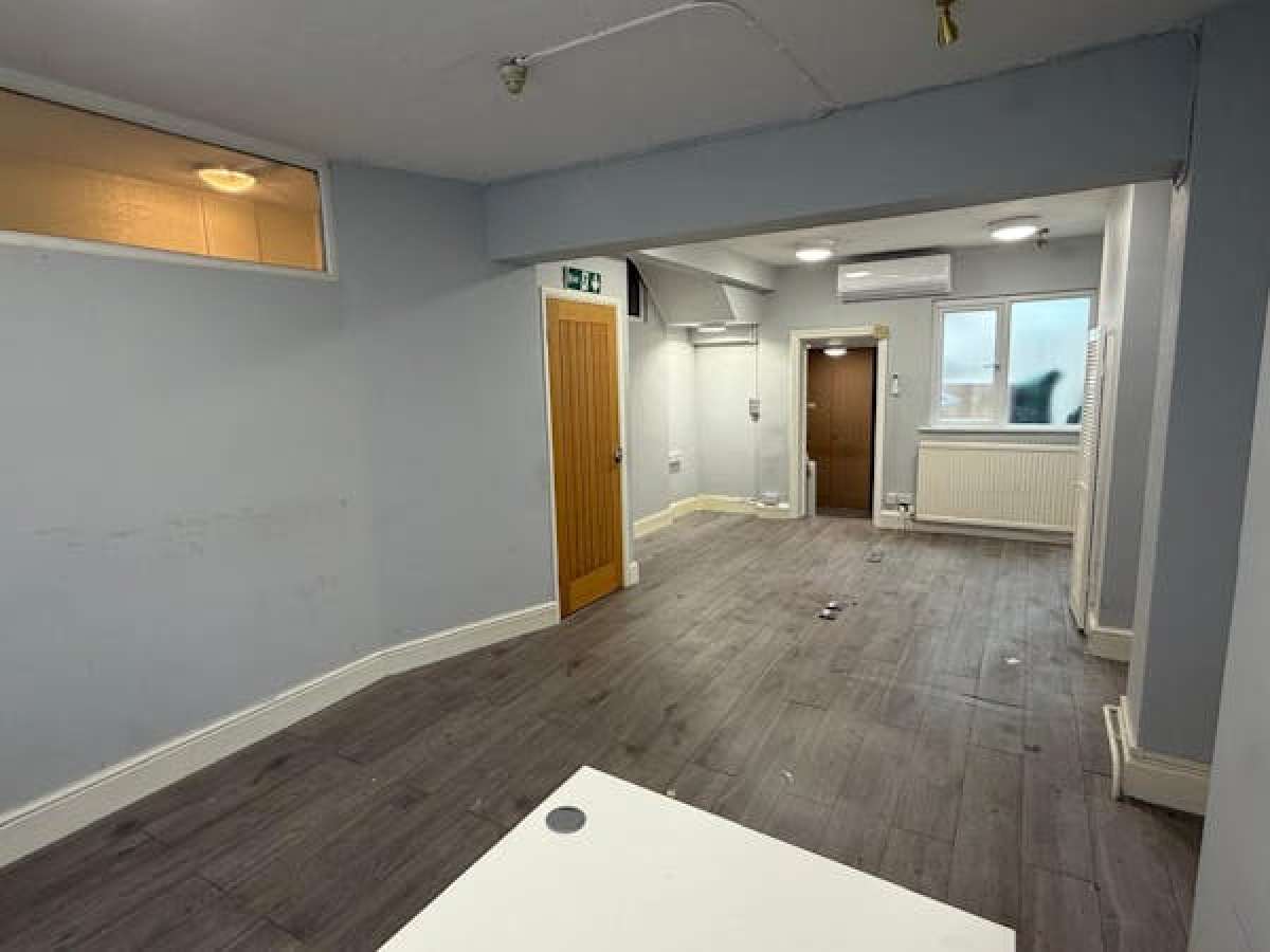 Three-storey mid terrace property available to purchase located in the town centre of Bedford in Bedford - photo 3